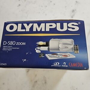 Olympus Camedia D-580 Zoom Digital Camera w/ Box xD Card & Accessories